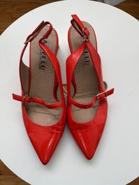 Preowned Women’s size 38.5 (8) Anyi Lu Orange Patent Leather slingback heals